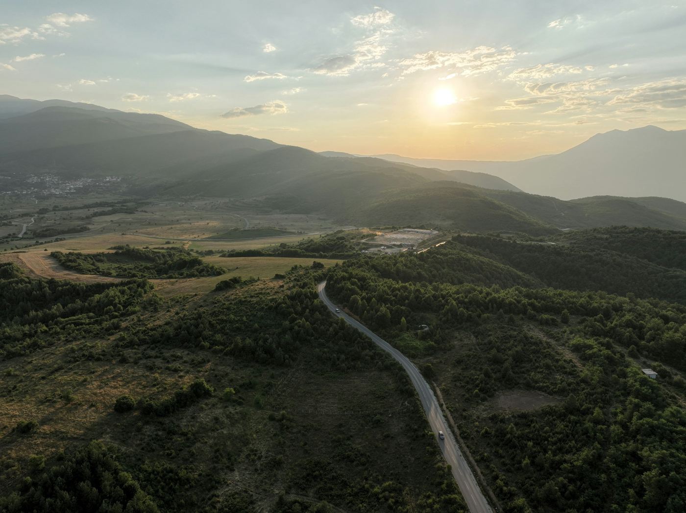 Route dans les collines au coucher du soleil