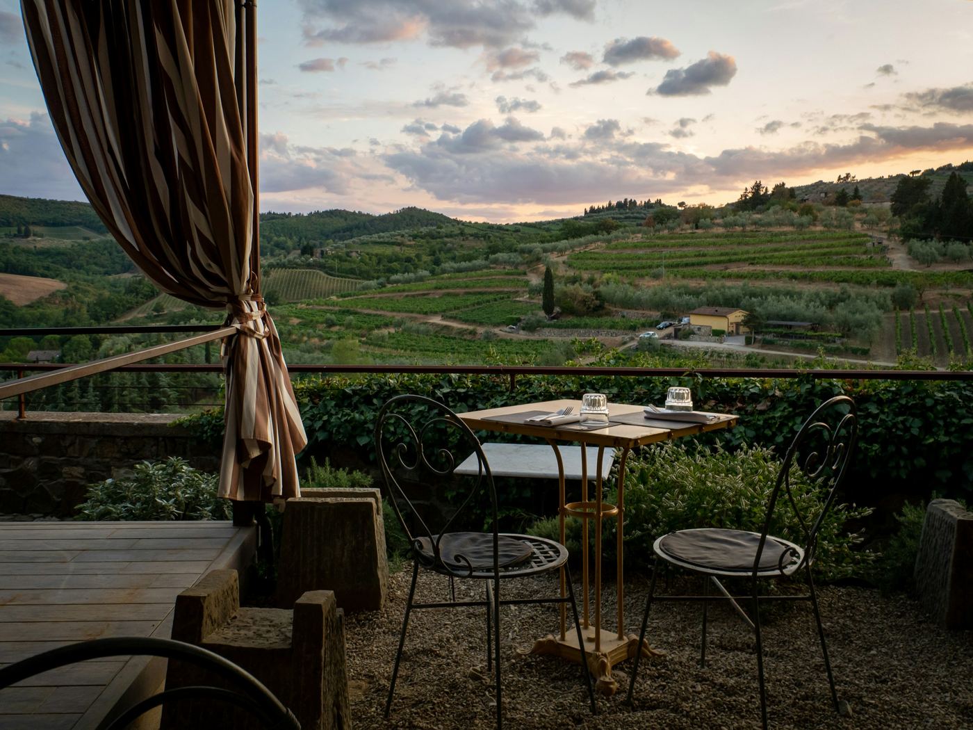 Terrasse face aux vignes au coucher du soleil